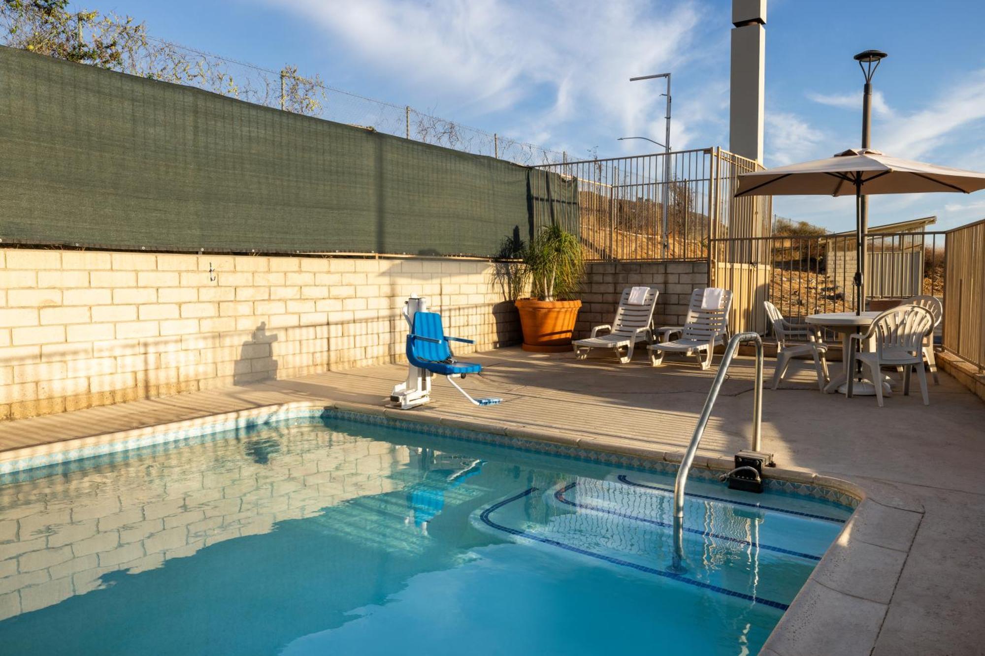 Quality Inn Lake Elsinore I-15 Exterior photo