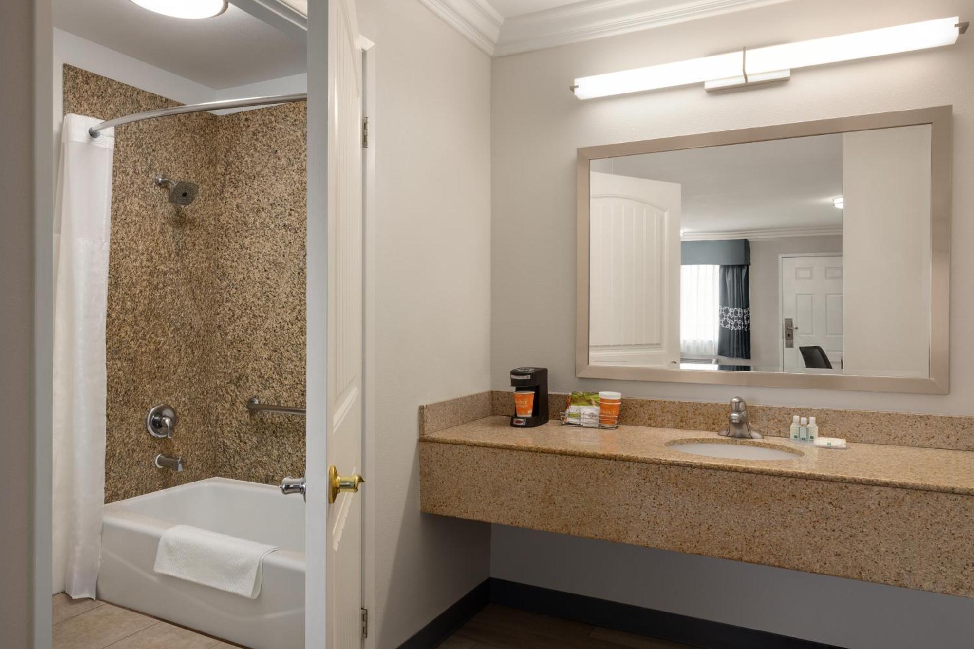 Quality Inn Lake Elsinore I-15 Exterior photo
