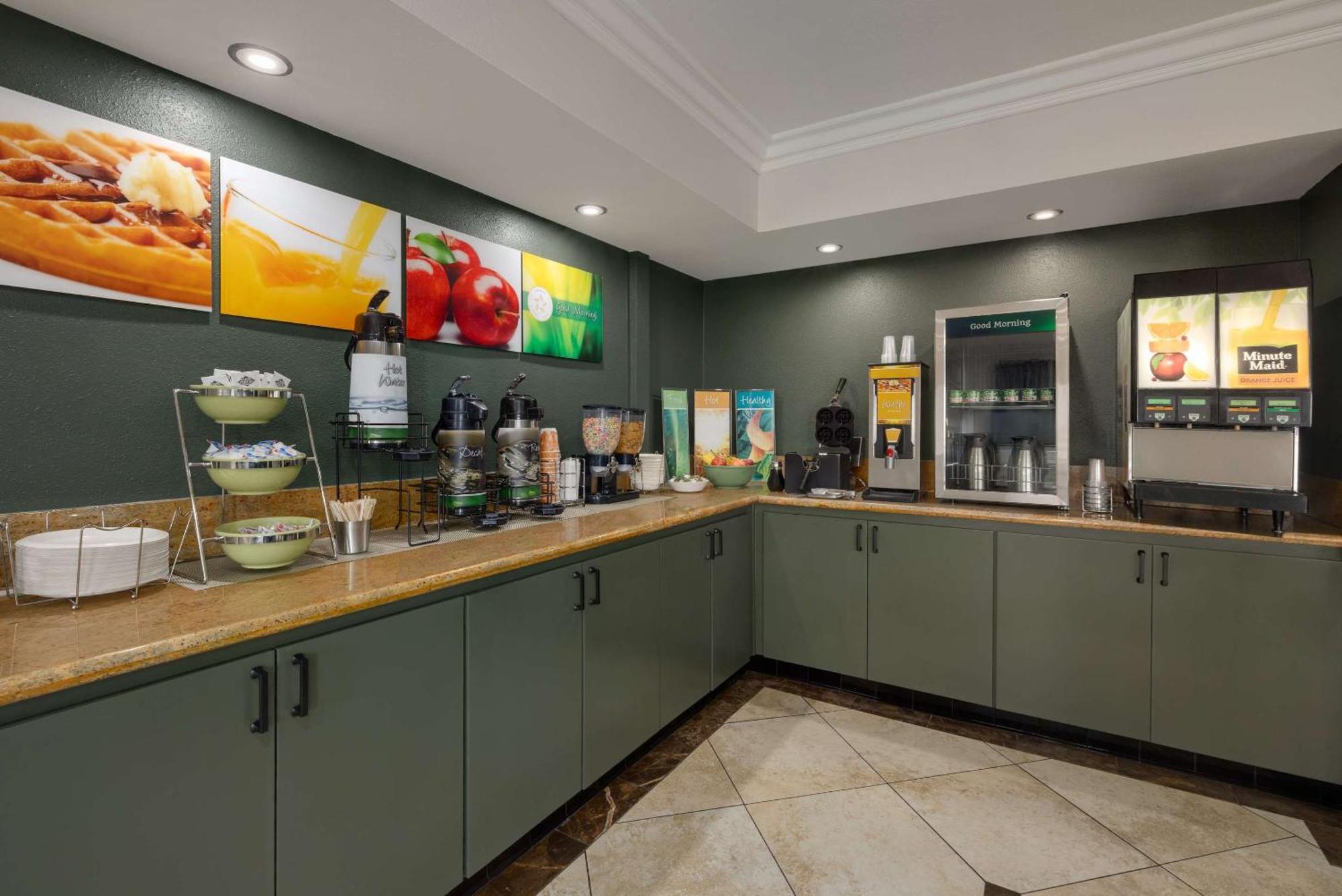 Quality Inn Lake Elsinore I-15 Exterior photo